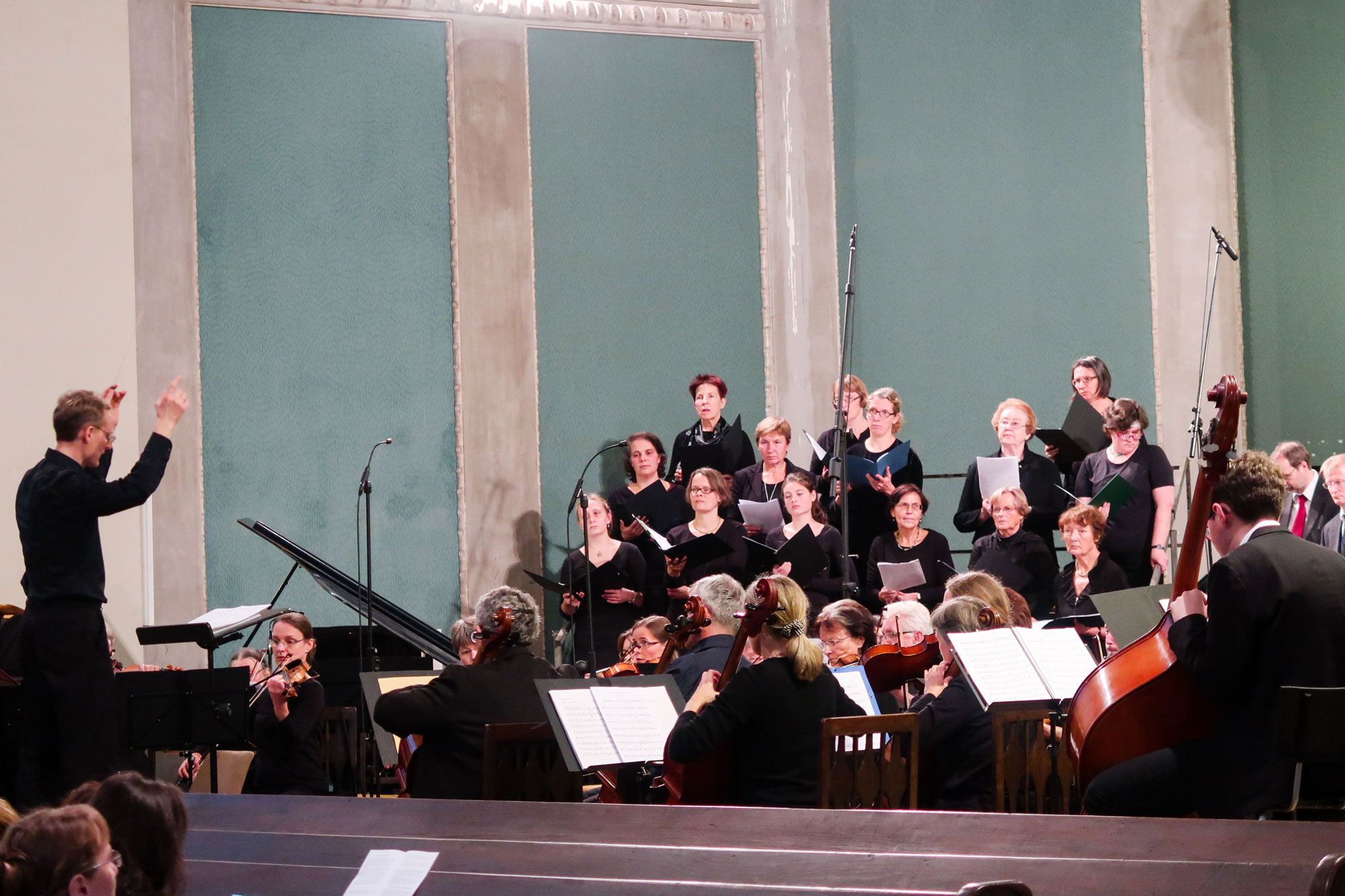 Kantor Rüger dirigiert Chor und Orchester