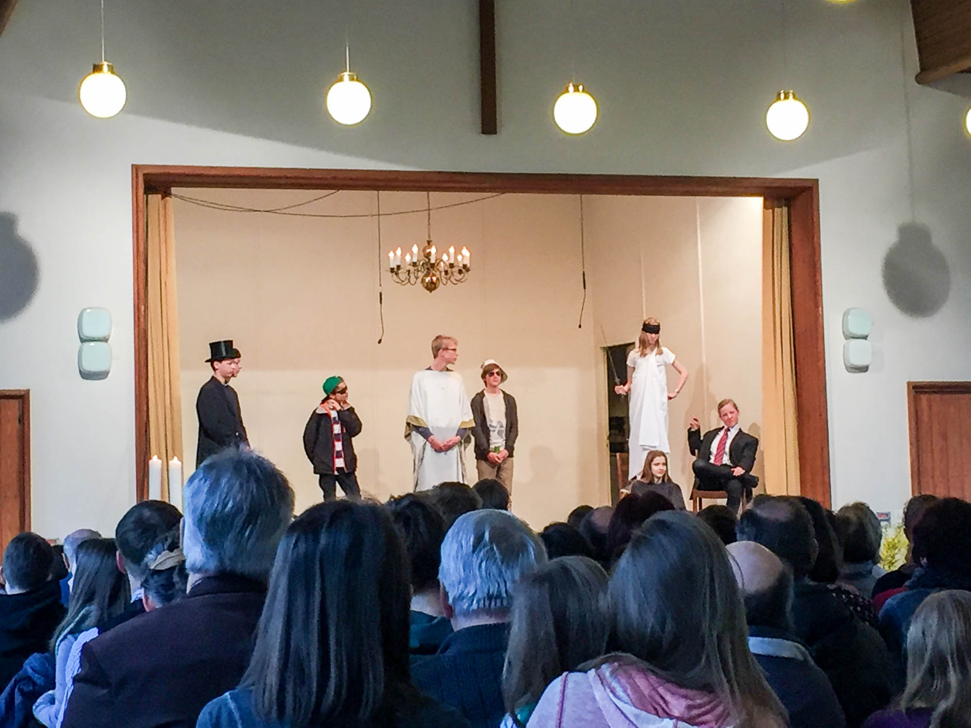 Schauspieler auf der Bühne im Gemeindehaus