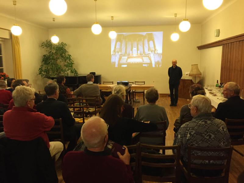 Menschen im Kleinen Saal mit Beamerbild an der Wand