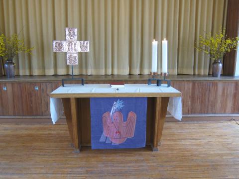 Altar mit Kreuz, zwei Kerzen und Pelikan-Parament